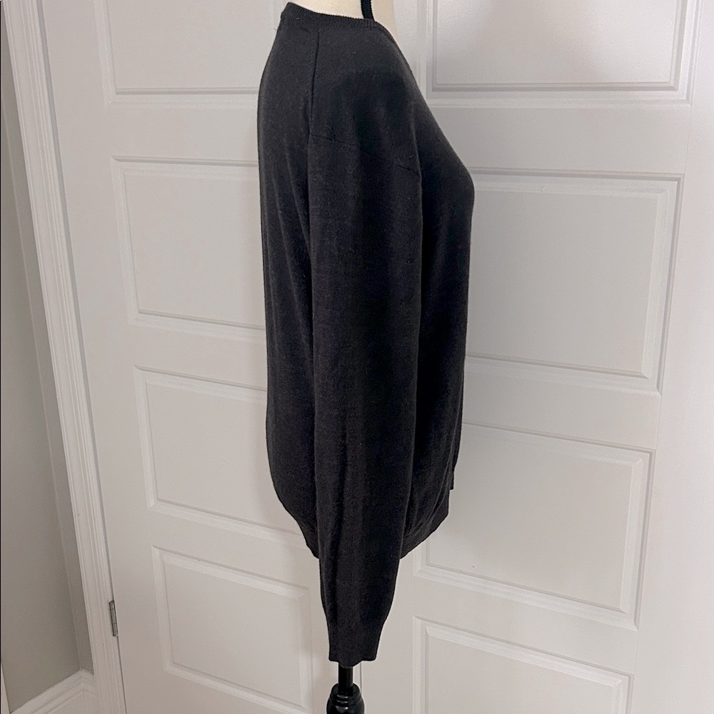 Izod Classic Charcoal Gray V-Neck Sweater with Embroidered Monogram Logo Unisex - Picture 5 of 9
